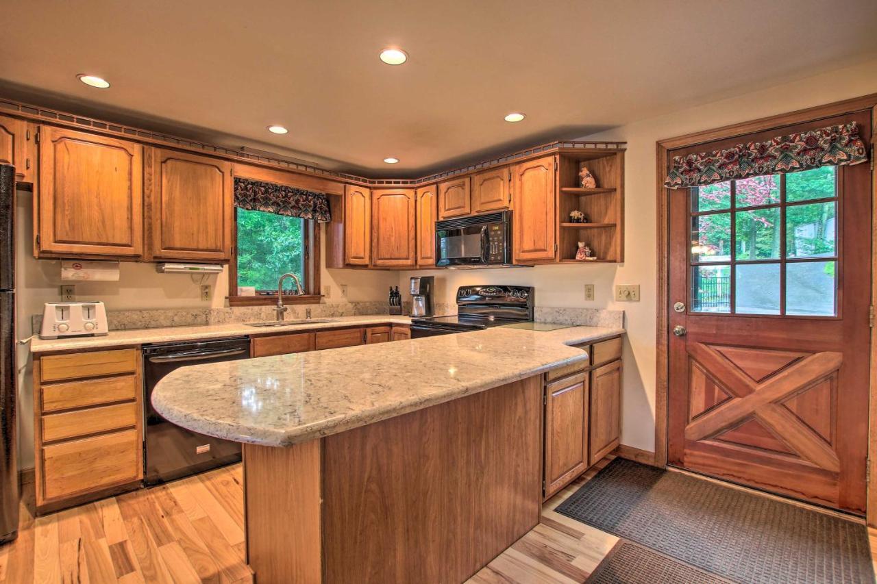 Waterfront New England House On Wickaboag Lake! West Brookfield Eksteriør billede