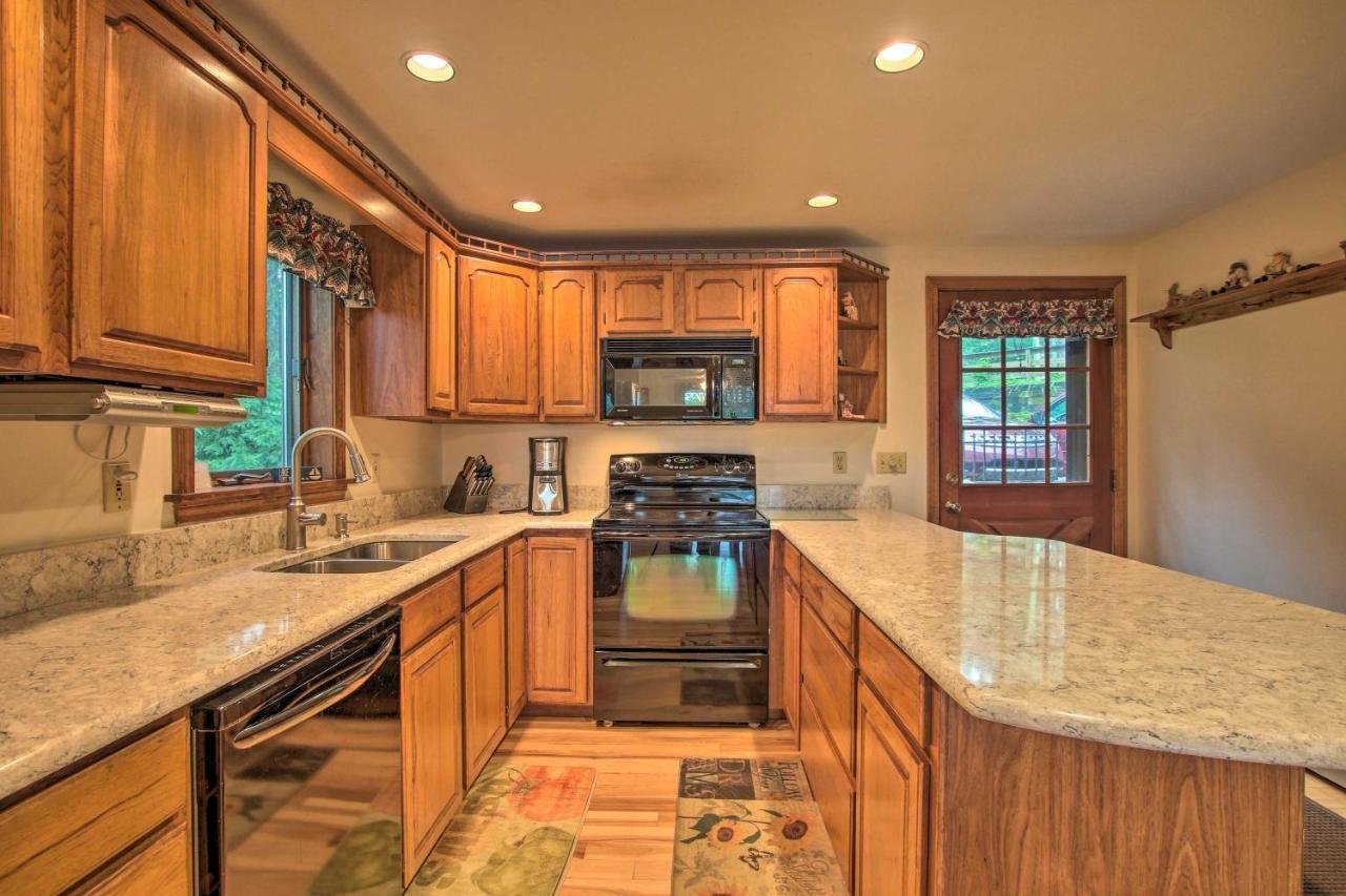 Waterfront New England House On Wickaboag Lake! West Brookfield Eksteriør billede